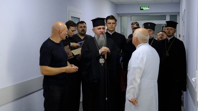 Митрополит Епіфаній разом із Митрополитом Іоаном відвідали лікарню, де лікуються військовослужбовці — Новини Черкащіни