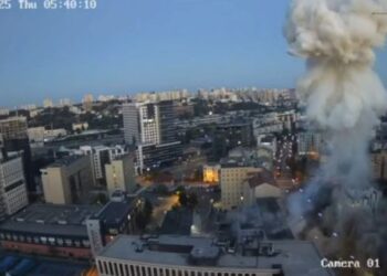 Момент удару по житловому будинку в Києві потрапив на відео