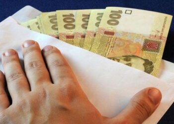 На Черкащині службовицю обвинувачують у хабарництві та привласненні пального