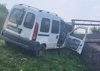 На Львівщині Renault врізався в опору мосту: постраждали жінка і дитина