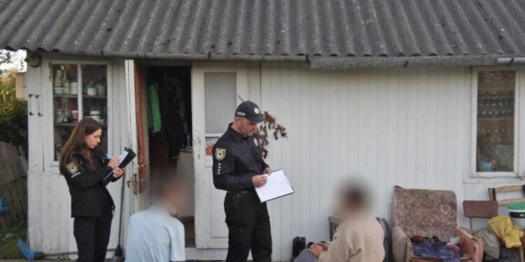 На Прикарпатті жінка під час застілля ножем вдарила матір (ФОТО)