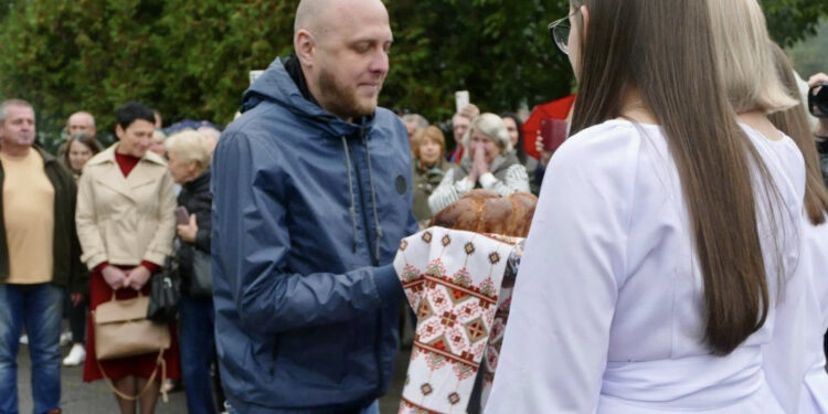 На Прикарпатті зустріли бійця, який повернувся з російського полону (ФОТО)