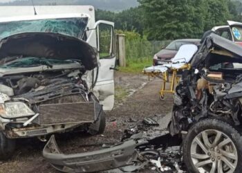 На трасі у Львівській області зіткнулися Land Rover та Mercedes: постраждали водії