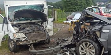 На трасі у Львівській області зіткнулися Land Rover та Mercedes: постраждали водії