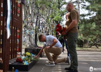 Пам’яті містян, що загинули у війні: у Миколаєві до Дня міста поклали квіти до Алеї Слави » Миколаївський Оглядач