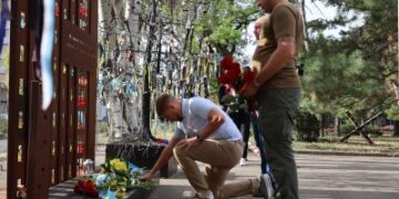 Пам’яті містян, що загинули у війні: у Миколаєві до Дня міста поклали квіти до Алеї Слави » Миколаївський Оглядач