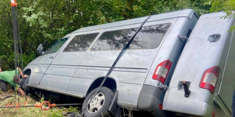 Пасажирку госпіталізували: на Івано-Франківщині мікроавтобус злетів з дороги (ФОТО)