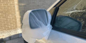 Шахрайський трюк із пакетом на дзеркалі авто: як злодії обкрадають водіїв |  |