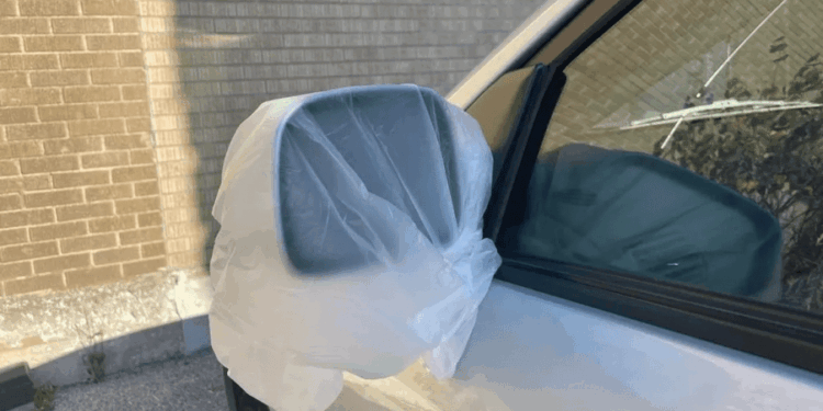 Шахрайський трюк із пакетом на дзеркалі авто: як злодії обкрадають водіїв |  |
