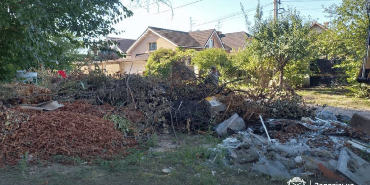 Стихійне сміттєзвалище у Комунарському районі Запоріжжя прибрали вдруге за півроку | Новости Запорожья