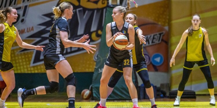 Столичні Будівельник та Київ-Баскет провели товариський матч перед стартом жіночої Суперліги – Федерація баскетболу України