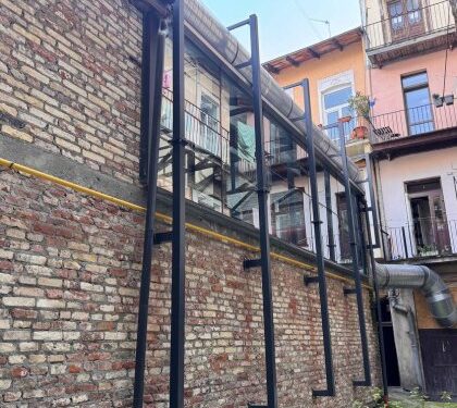 У будинку в центрі Львова демонтували незаконну трубу