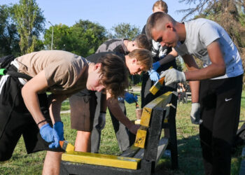 У Дубовому гаю провели екотолоку, фото, відео – парк прибрали діти та поліцейські | Новости Запорожья