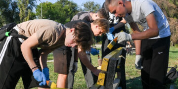 У Дубовому гаю провели екотолоку, фото, відео – парк прибрали діти та поліцейські | Новости Запорожья