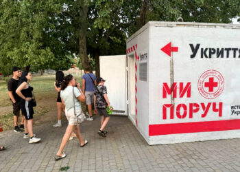 У Хортицькому районі Запоріжжя в парку Героїв Нацгвардії вандали завалили біотуалет біля укриття | Новости Запорожья