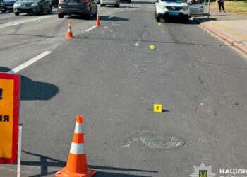 У Києві п’яна водійка збила військову на переході й утекла