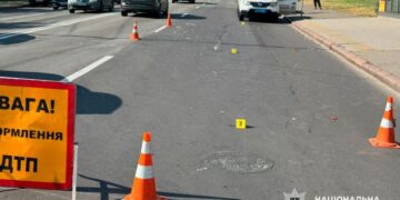 У Києві п’яна водійка збила військову на переході й утекла