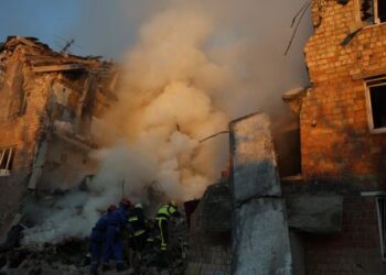 У Києві понад 30 годин шукали людей під завалами: 8 людей залишаються зниклими