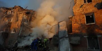 У Києві понад 30 годин шукали людей під завалами: 8 людей залишаються зниклими