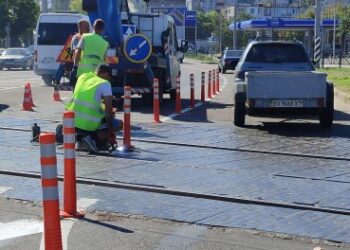 У Миколаєві встановлюють гнучкі дорожні стовпчики на перехресті пр. Богоявленського та вул. Ковальської » Миколаївський Оглядач