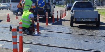 У Миколаєві встановлюють гнучкі дорожні стовпчики на перехресті пр. Богоявленського та вул. Ковальської » Миколаївський Оглядач