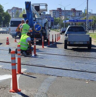 У Миколаєві встановлюють гнучкі дорожні стовпчики на перехресті пр. Богоявленського та вул. Ковальської » Миколаївський Оглядач