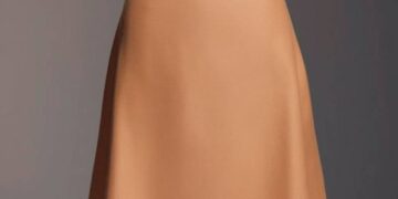 У Шепетівці жінка «роздягнула» манекена —Хмельнитчина