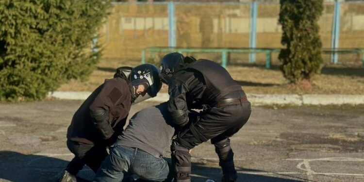 У Шепетівській виправній колонії засуджений побив правоохоронця —Хмельнитчина