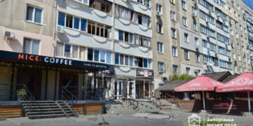 У Запоріжжі люди розповіли, як пережили атаку дрона – десятки квартир та закладів залишилися без вікон | Новости Запорожья