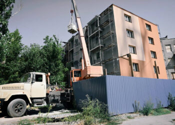 У Запоріжжі ремонтують будинок на Скіфській – багатоповерхівка двічі постраждала від обстрілів | Новости Запорожья