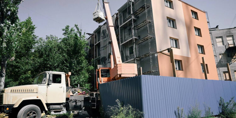 У Запоріжжі ремонтують будинок на Скіфській – багатоповерхівка двічі постраждала від обстрілів | Новости Запорожья