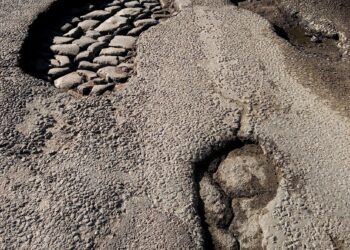 Відомий на Рівненщині історик Микола Бендюк закликає в Острозі зняти шар асфальту з старовинної бруківки