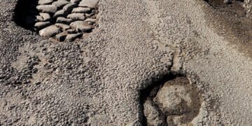 Відомий на Рівненщині історик Микола Бендюк закликає в Острозі зняти шар асфальту з старовинної бруківки