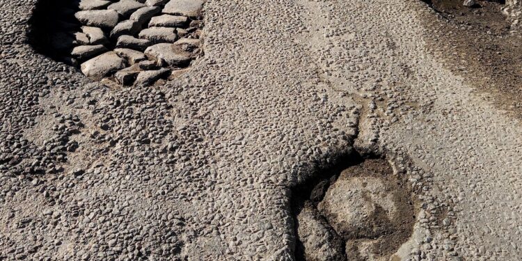 Відомий на Рівненщині історик Микола Бендюк закликає в Острозі зняти шар асфальту з старовинної бруківки