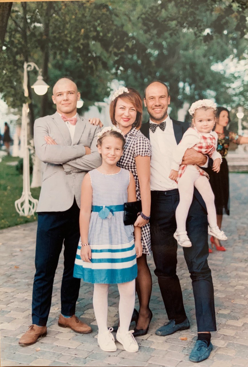Подружжя з дітьми: син Костянтин, донька Єва та наймолодша Мілана
