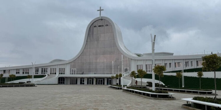 «Це є знаком Божої милості»: на Івано-Франківщину привезли частину хреста, на якому розіп’яли Ісуса