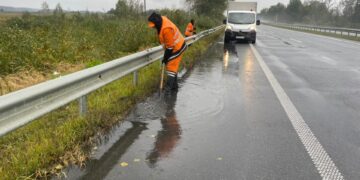 Через дощі на Житомирщині дорожники виконують лише невідкладні роботи з утримання трас | Журнал Житомира