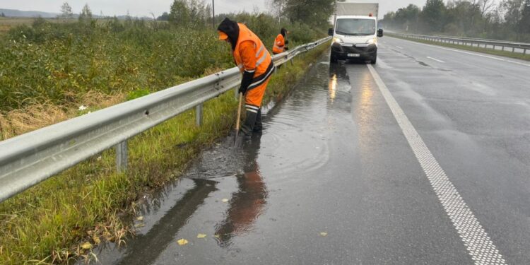Через дощі на Житомирщині дорожники виконують лише невідкладні роботи з утримання трас | Журнал Житомира