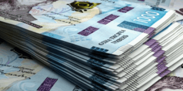 Канівчанин видурив понад 80 тисяч гривень та зберігав вдома зброю і наркотики