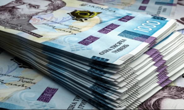 Канівчанин видурив понад 80 тисяч гривень та зберігав вдома зброю і наркотики