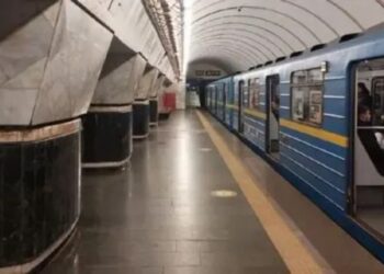 Метро в Києві працює з обмеженнями через проблеми зі світлом: що відомо