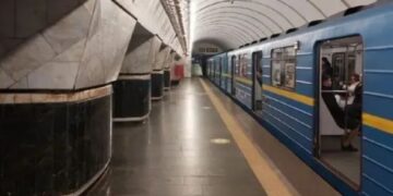 Метро в Києві працює з обмеженнями через проблеми зі світлом: що відомо
