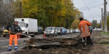 На 6-й Слобідській «Миколаївелектротранс» продовжує ремонтувати рейкошпальне покриття » Миколаївський Оглядач