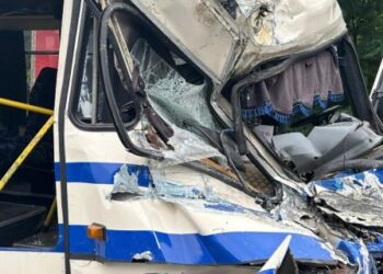 На Львівщині маршрутка врізалася у вантажівку: серед 8 постраждалих – підліток