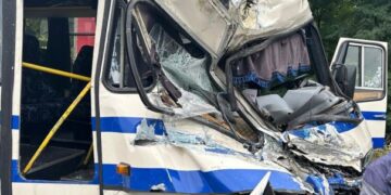 На Львівщині маршрутка врізалася у вантажівку: серед 8 постраждалих – підліток