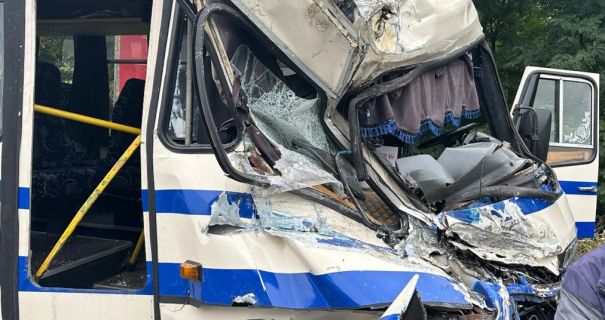 На Львівщині маршрутка врізалася у вантажівку: серед 8 постраждалих – підліток
