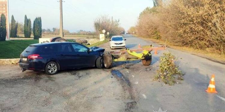 На Шепетівщині не змогли розминутись водії мінітрактора та автомобіля —Хмельнитчина