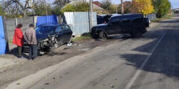 Не впоралася з керуванням: у Черкасах водійка Mercedes збила двох пішоходів — Новини Черкащіни
