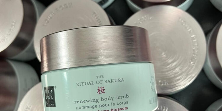 Прикарпатець намагався провезти косметику та одяг: митники вилучили контрабанду майже на пів мільйона гривень (ФОТО)