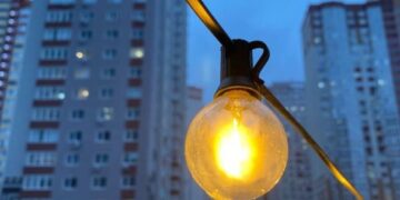 Суд у Києві стягнув із мешканця понад 230 тис. грн за технічні втрати електрики